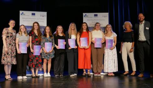 Übergabe der Euro-Pässe